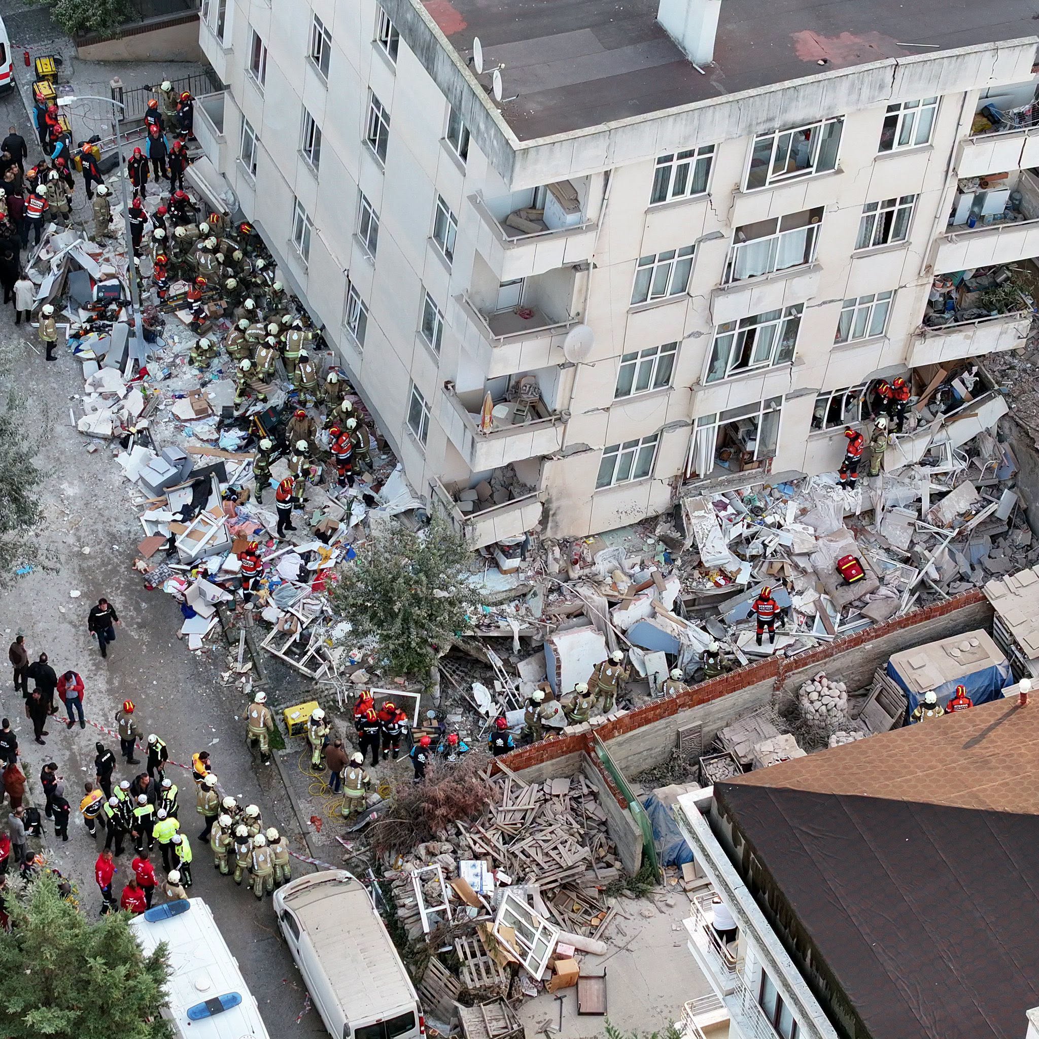 Maltepe Cevizli Mahallesi Doğu Sokak'ta 6 katlı bina çöktü.